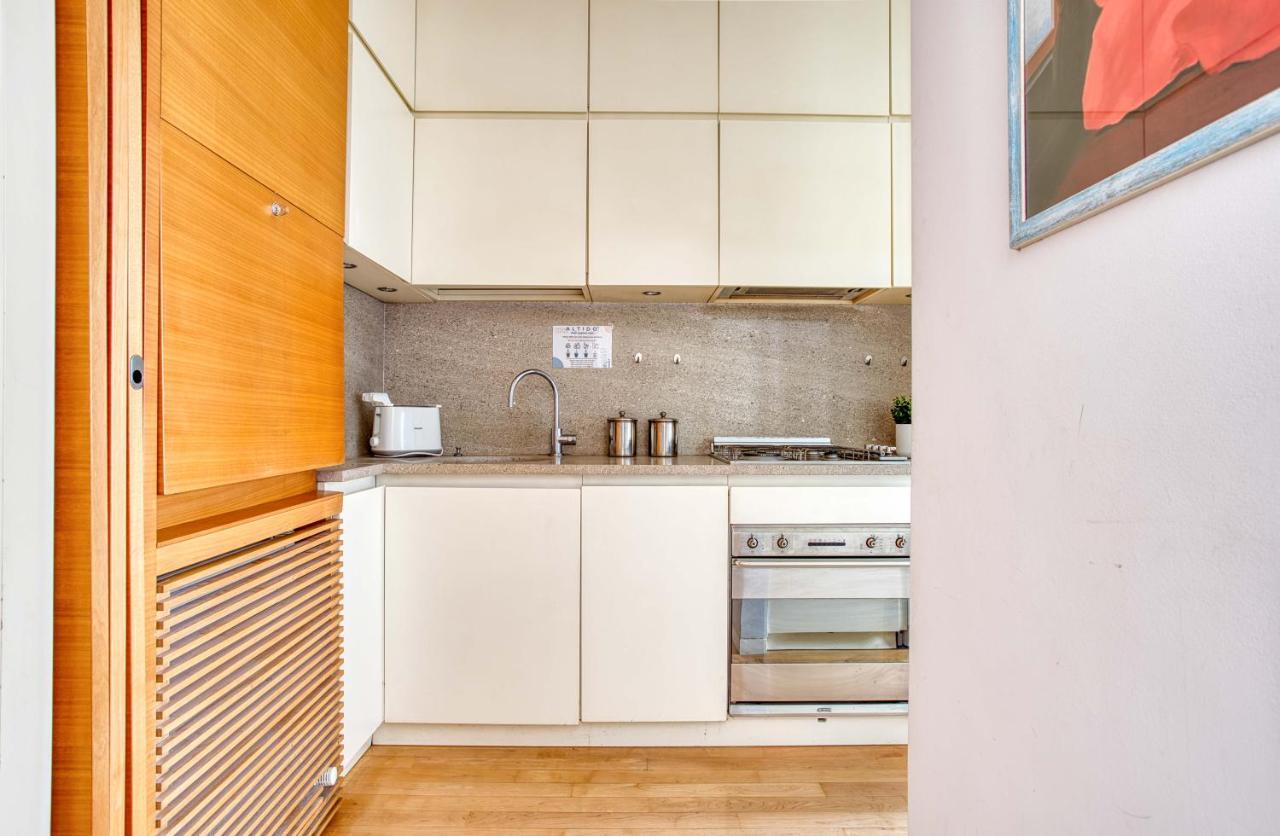 Joivy Vibrant Studio With Balcony Милан Экстерьер фото